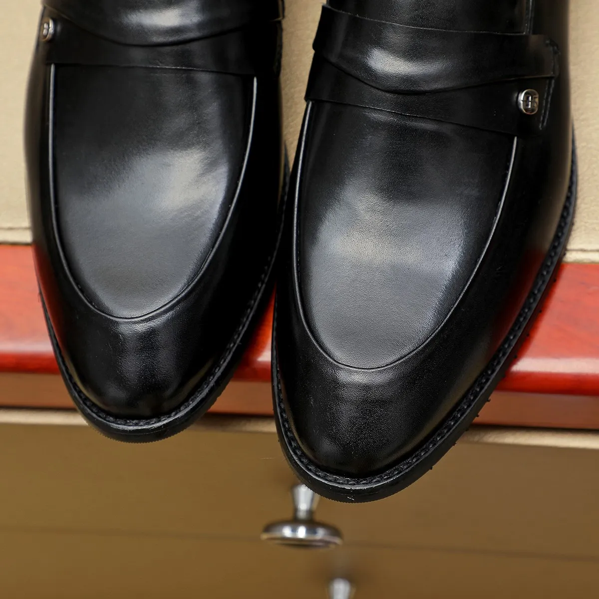 Men's shoes 💰460 Ferragamo [Ferragamo] top imported suit men's shoes 💯Original copy of the official website, product materials: selected imported embossed calfskin + luxury hardware buckle accessories ~ imported water-dyed cow 🐂 leather lining. Strong three-dimensional visual effect, original combination outsole, multiple colors available😘 Size: 39-44 (38.45.46. Customized)